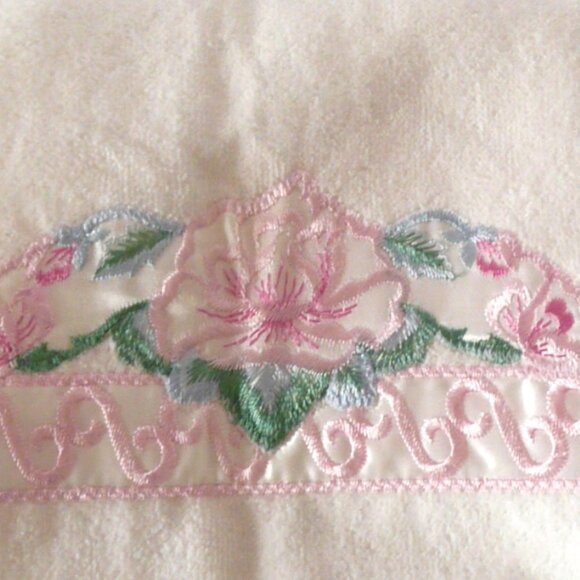 NWT Avanti & JC Penney Hand Guest Bathroom Towels Super Soft Embroidery - Picture 7 of 9
